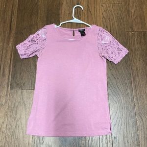 Lace-sleeve cotton top
